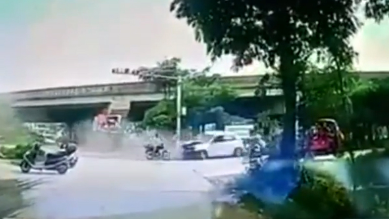 Αυτοκίνητο έπεσε από γέφυρα και οι επιβάτες δεν έπαθαν τίποτα!